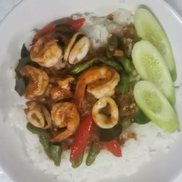 ข้าวทะเลผัดพริกแกง