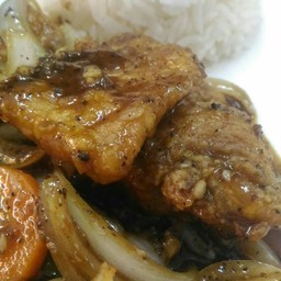 ปลากระพงทอดผัดพริกไทดำราดข้าว