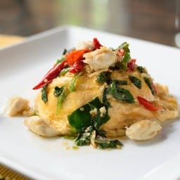 ข้าวหน้าไข่ข้นกะเพราเนื้อปูอวบ