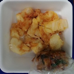 เส้นใหญ่ไข่เจียวทอดราดกระเพราหมู,ไก่,หมุสับ,กุ้ง,หมึก,หมูกรอบ