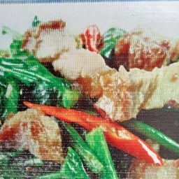 ผัดคะน้าหมูกรอบ