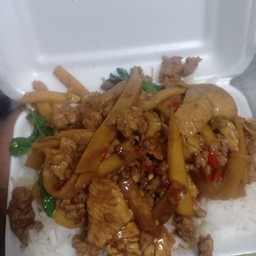 ข้าวกระเพราหมูสับ+ไก่ใส่หน่อไม้