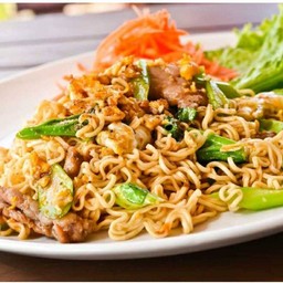 ผัดมาม่าใส่ไข่