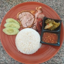 ลองสั่งรวมมาสองอย่าง ขาหมูกรอบและหมูกรอบชาชู ทานกับน้ำจิ้ม รสเด็ดมากชวนมาลองกันค