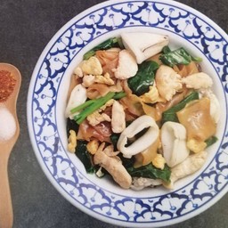 ผัดซีอิ๊วกุ้ง หรือหมึก หรือเนื้อ)