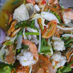 ยำปูม้ากุ้งสุก