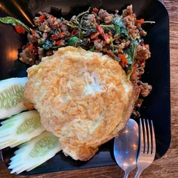 ข้าวราดกะเพราหมูสับไข่เจียว