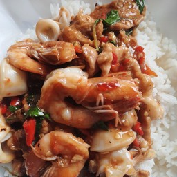 กะเพรารวมมิตร ราดข้าว