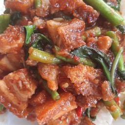 พริกแกงหมูกรอบ ราดข้าว