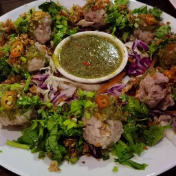 หมูนุ่มปั้นเป็นก้อนกลมๆห่อกุ้งและปลาหมึกไว้ข้างใน