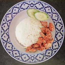 ข้าวกระเทียมรวมมิตร (ไก่, กุ้ง, หมึก, เนื้อ)