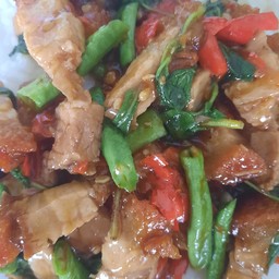 กะเพราหมูกรอบ ราดข้าว