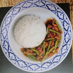 ข้าวราดผัดพริกแกง รวมมิตร (ไก่, กุ้ง, หมึก, เนื้อ)