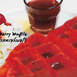 Strawberry Wafle วาฟเฟิลกรอบรสสตรอว์เบอร์รี ราดซอสสตรอว์เบอร์รี และวิปครีม