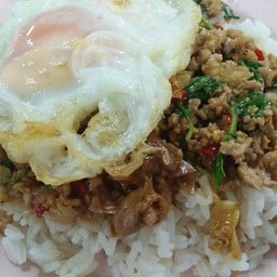 กระเพราหมูสับราดข้าว+ไข่ดาว