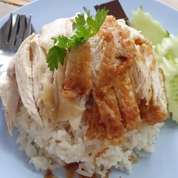 ร้านคุณแม่บุญ ข้าวมันไก่ เจ้าเก่า ม.กรุงเทพ