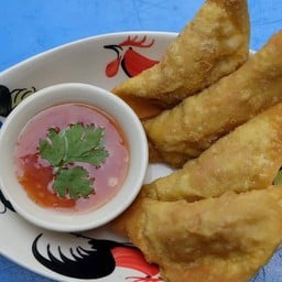 เกี๊ยวเป้งทอดสูตรพิเศษของทางร้าน หมูแน่นๆ ลูกโตๆ พร้อมน้ำจิ้มรสเด็ด