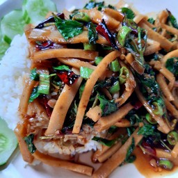 ข้าวกระเพราหมูยอ