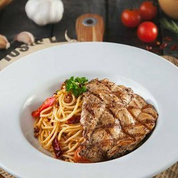 หมูนุ่มพริกไทยดำบนสปาเก็ตตี้ขี้เมาและโค้ก 450 ml.