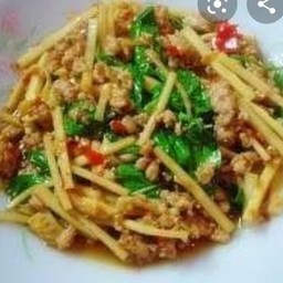 ข้าวราดกระเพราหน่อไม้,หมู,หมุสับ,ไก่,หมุยอ