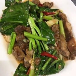 คะน้าหมูกรอบ
