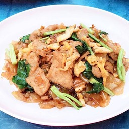 ราดหน้ายอดผักนายลภ