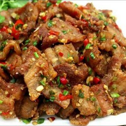หมูสามชั้นคั่วพริกเกลือราดข้าว