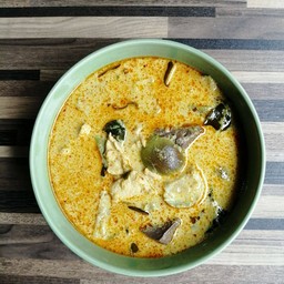แกงเขียวหวานไก่(ตักรวมไก่+เลือด+มะเขือ)ขนมจีน+ผัก