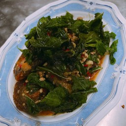 ไข่เยี่ยวม้ากระเพรากรอบ