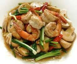 กุ้งผัดนำ้มันหอยราดข้าว