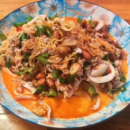 ยำมาม่าถั่วพลู(กุ้งปลาหมึกหมูสับ)