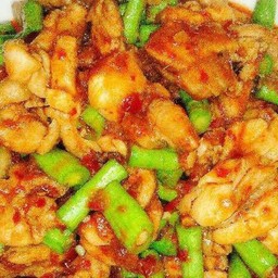 ผัดพริกแกงไก่