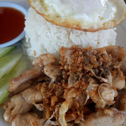 ข้าวหมูกระเทียมไข่ดาว
