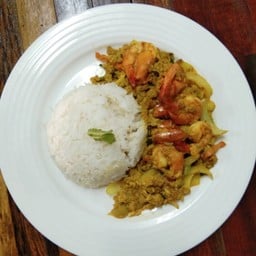 ข้าวราดผัดผงกะหรี่กุ้ง