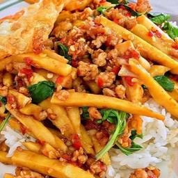 ผัดหน่อไม้หมูสับไข่ดาวราดข้าว