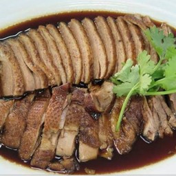 เป็ดพะโล้ กล่องกลาง (ครึ่งตัว)
เลาะกระดูกแล้ว เสริฟพร้อมน้ำพะโล้และน้ำจิ้มรสแซ่บ