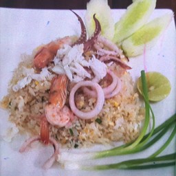 ข้าวผัดปูเล็ก special กุ้งปลาหมึกเนื้อปู