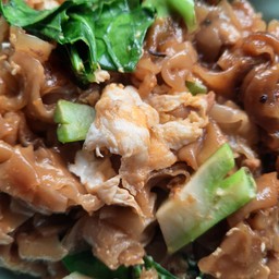 เส้นใหญ่ ผัดชีอิ๊ว หมู