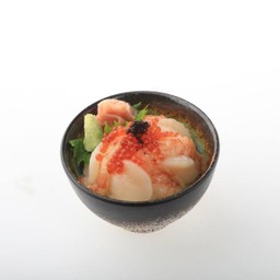 D02 ข้าวหน้าหอยเชลล์และกุ้งสดโรยไข่ปลา