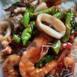 กะเพราทะเล ราดข้าว