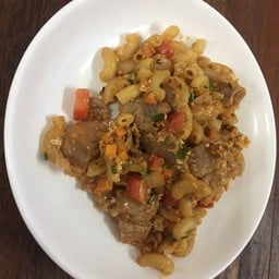 มักกะโรนีผัดซอส หมู