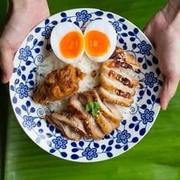 ข้าวไก่อบน้ำผึ้ง+หมูอบ+ไข่ดาว