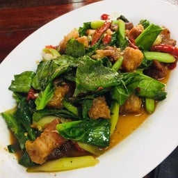 ข้าวราดคะน้าหมูกรอบอย่างดี