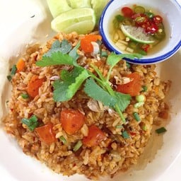 ข้าวผัดพริกเผาหมูสับไข่เค็ม