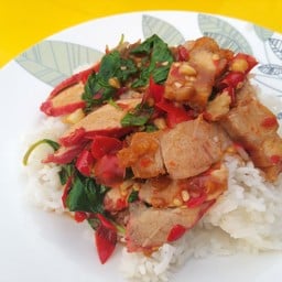 ชายใหญ่ บะหมี่เกี๊ยวหมูเเดงหมูกรอบ