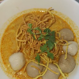 ข้าวซอยลูกชิ้นหมู