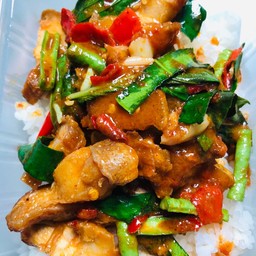 ผัดพริกแกงหมู/ไก่ ราดข้าว