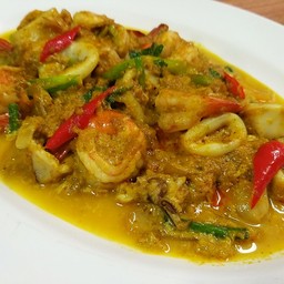 ผัดผงกะหรี่กุ้งหมึก stir-fried shrimp and squid with curry powder