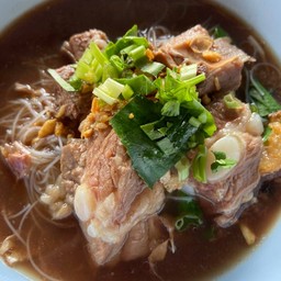 ก๋วยเตี๋ยว ซี่โครงหมูตุ๋น