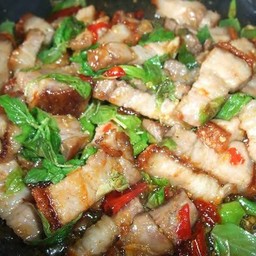 กะเพราหมูกรอบ (กับข้าว)